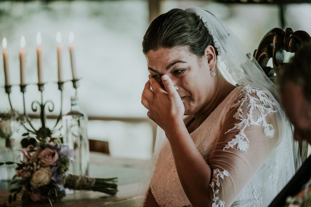 Emoties bij de bruiloft. Bruid pinkt traantje weg. Trouwreportage door trouwfotograaf Nickie Fotografie uit Dokkum, Friesland.