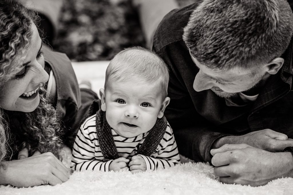 Fotograaf Friesland. Zwart-wit babyfotografie met de ouders door Nickie Fotografie uit Dokkum.