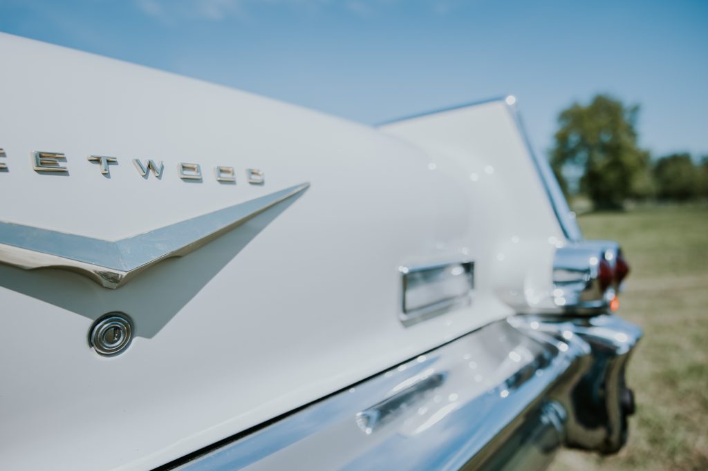Witte oude Cadillac als trouwauto. Trouwreportage door trouwfotograaf Nickie Fotografie.