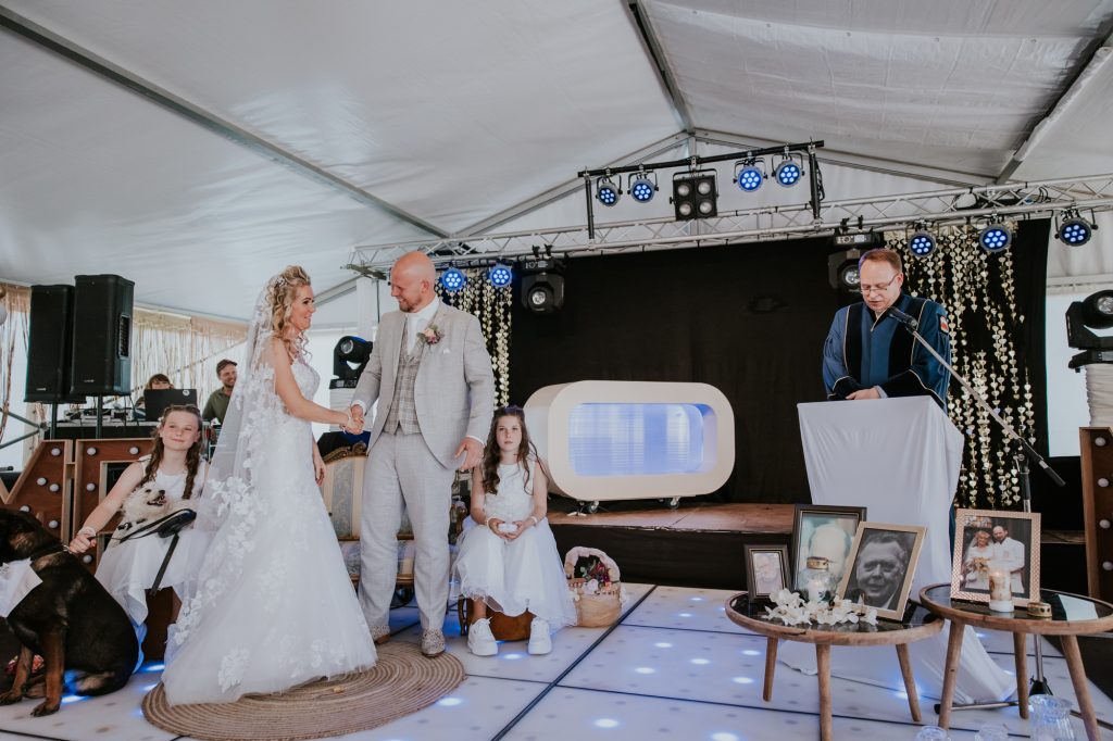 Trouwen in een tent. Het ja-woord. Trouwreportage door trouwfotograaf Nickie Fotografie uit Friesland.