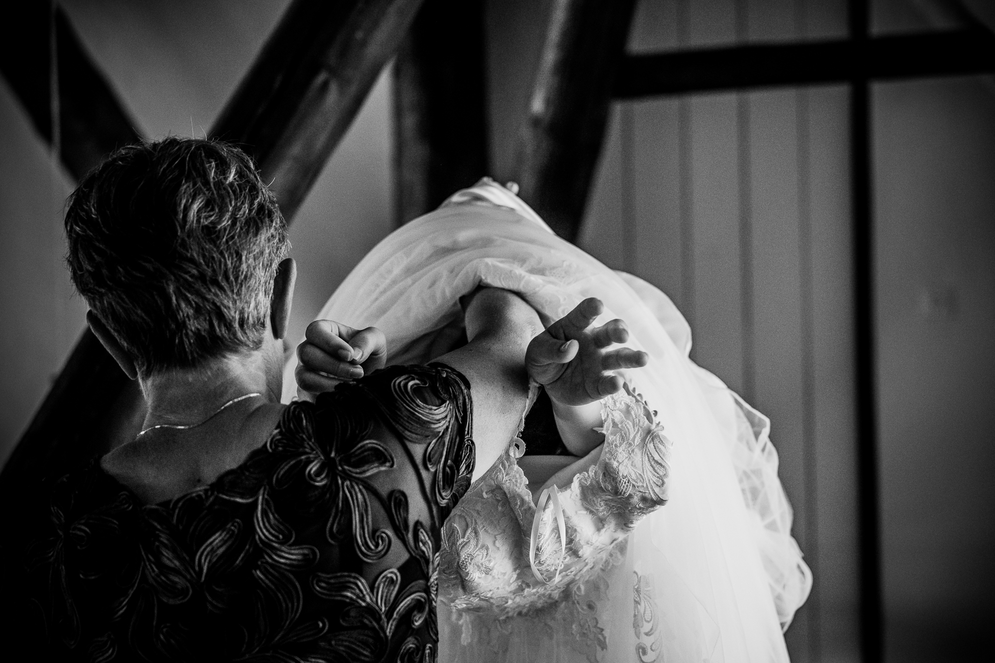 Trouwen in Friesland. Het aankleden van de bruid. Zwartwit trouwreportage door huwelijksfotograaf Nickie Fotografie uit Dokkum.
