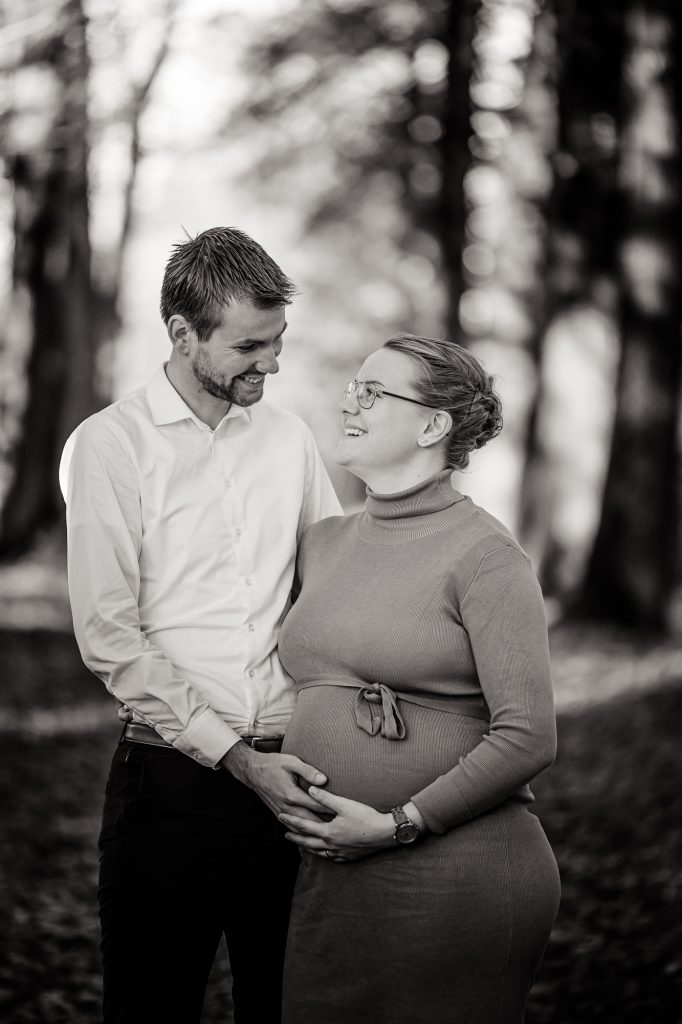 Romantische zwart-wit zwangerschapsfotografie met partner door bollebuikfotograaf Nickie Fotografie uit Dokkum, Friesland.