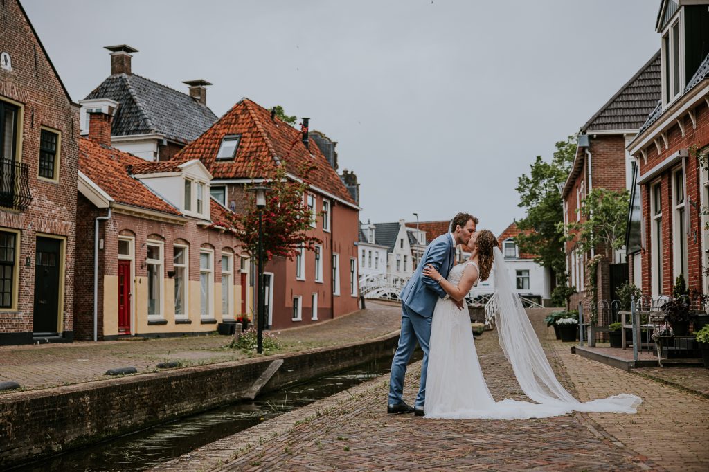 Trouwen in Friesland. Bruidsshoot in de Wortelhaven van Dokkum. Huwelijksfotografie door huwelijksfotograaf Nickie Fotografie.