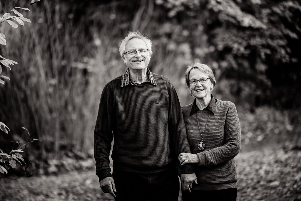 Loveshoot ouder echtpaar in het bos door fotograaf Nickie Fotografie. Zwartwit reportage in Park Vijversburg.