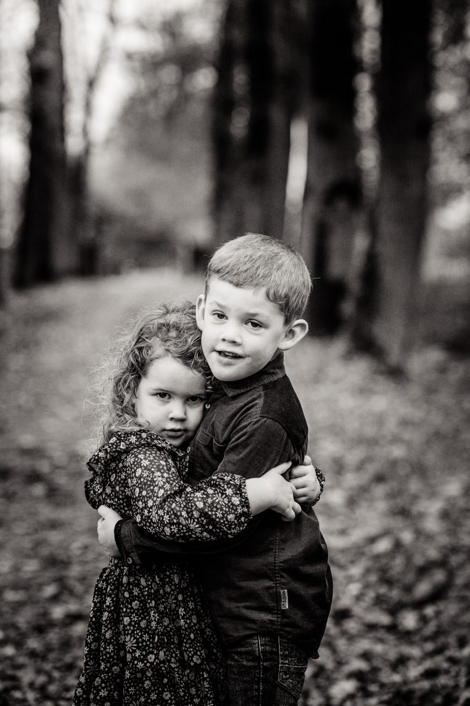 Zwart-wit kinderfotografie Friesland door fotograaf Nickie Fotografie uit Dokkum.