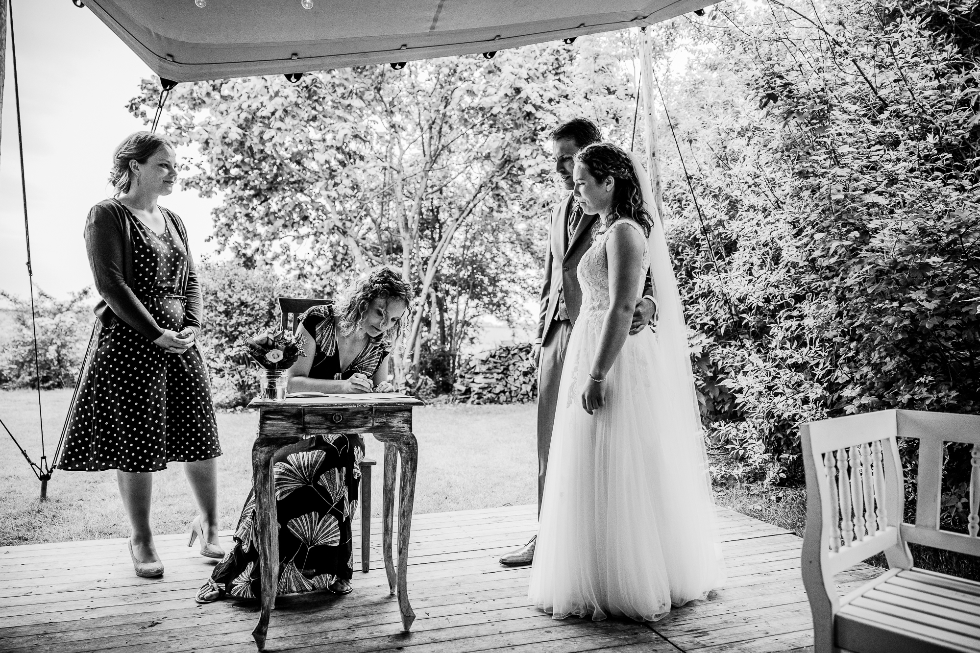 Zwartwit trouwreportage in Friesland door trouwfotograaf Nickie Fotografie.