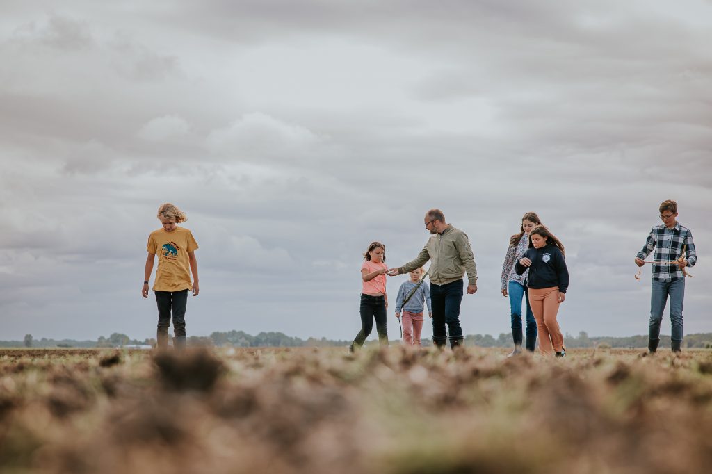 Oude kleipijpjes zoeken in het land. Een -ons gezin- reportage door fotograaf Nickie Fotografie uit Friesland.
