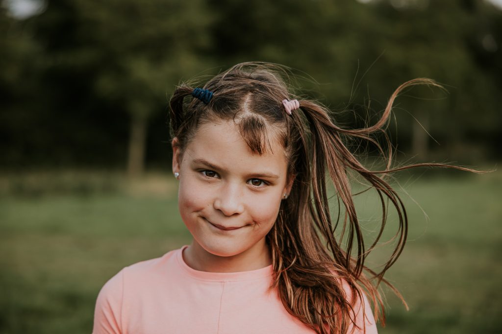 Portret van meisje met wapperende haren door portretfotograaf Nickie Fotografie uit Friesland.