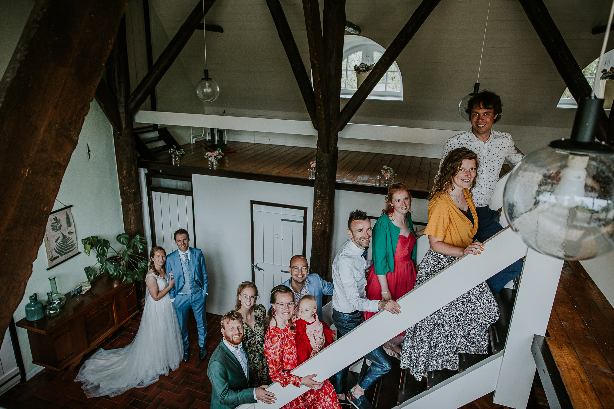 Trouwen in Friesland. Groepsfoto met de vrienden tijdens een trouwerij. Trouwreportage door trouwfotograaf Nickie Fotografie.