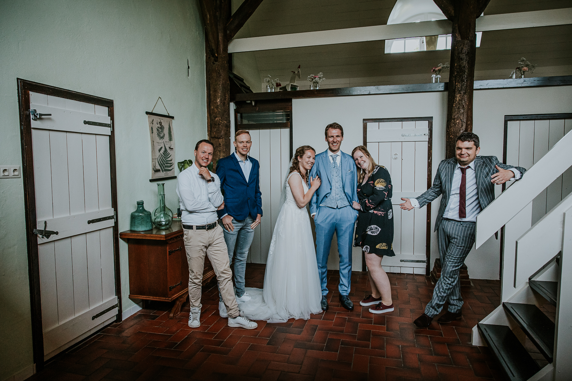 Leuke groepsfoto van de vrienden tijdens de bruiloft. Huwelijksfotografie door huwelijksfotograaf Nickie Fotografie uit Dokkum, Friesland.