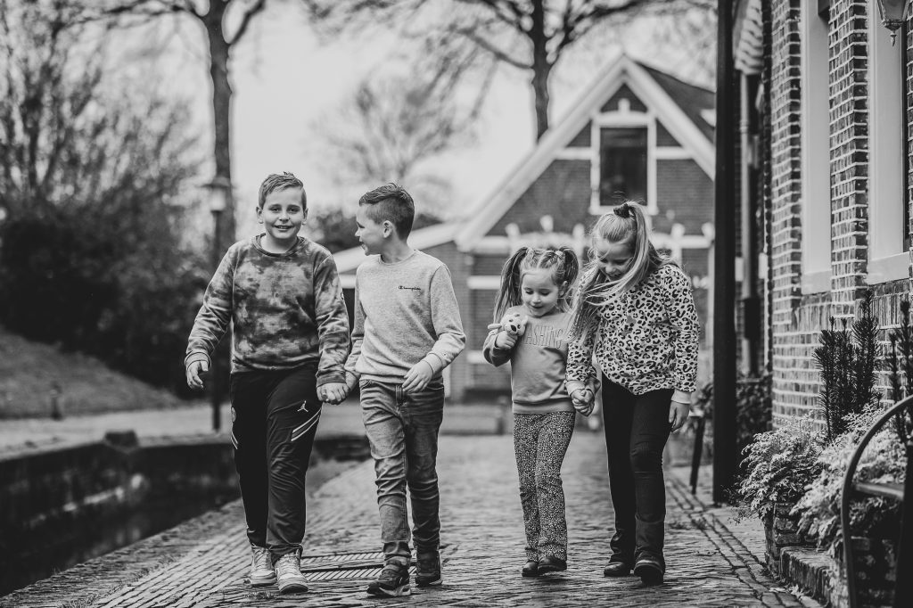 Fotograaf Dokkum. Fotoshoot van de kleinkinderen bij de Wortelhaven. Kinderfotografie door Nickie Fotografie uit Friesland.