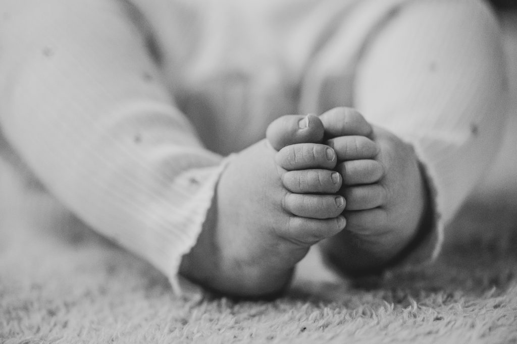 Zwart-wit fotografie van babyvoetjes door fotograaf Nickie Fotografie uit Dokkum.
