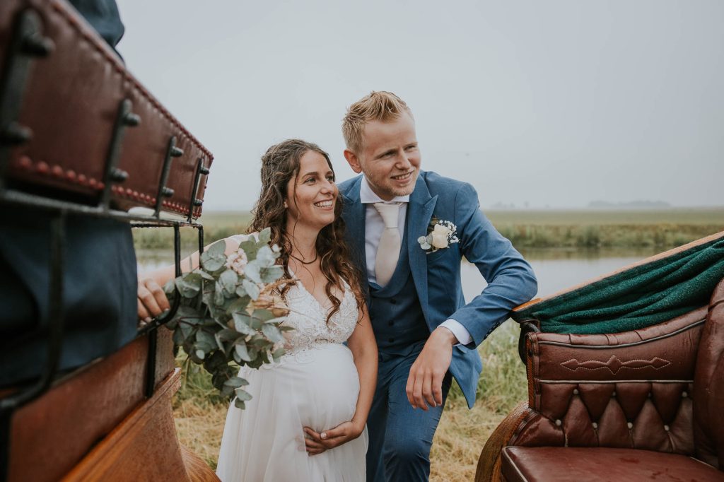 Zwanger en trouwen. Trouwreportage met koets door trouwfotograaf Nickie Fotografie uit Dokkum, Friesland.