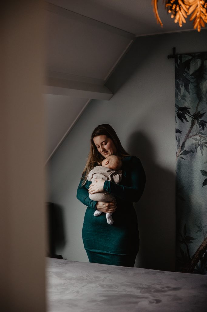 Portret van moeder en babyzoon door familiefotograaf Nickie Fotogafie uit Dokkum.