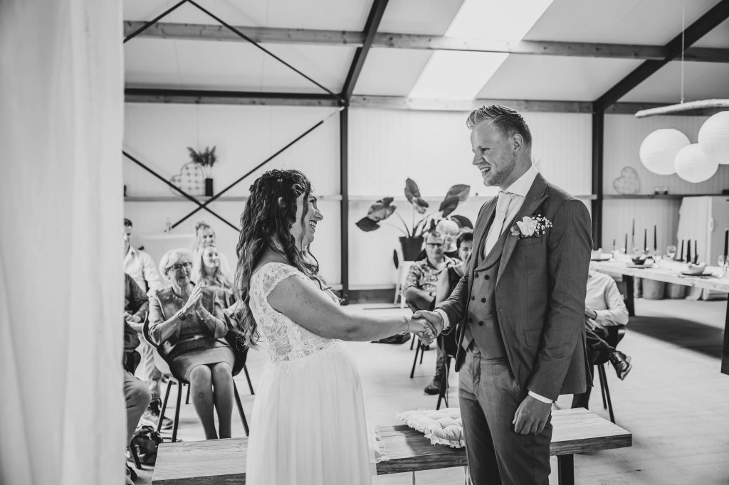 Bruiloft in de stal. Trouwfotografie door bruidsfotograaf NIckie Fotografie uit Friesland.