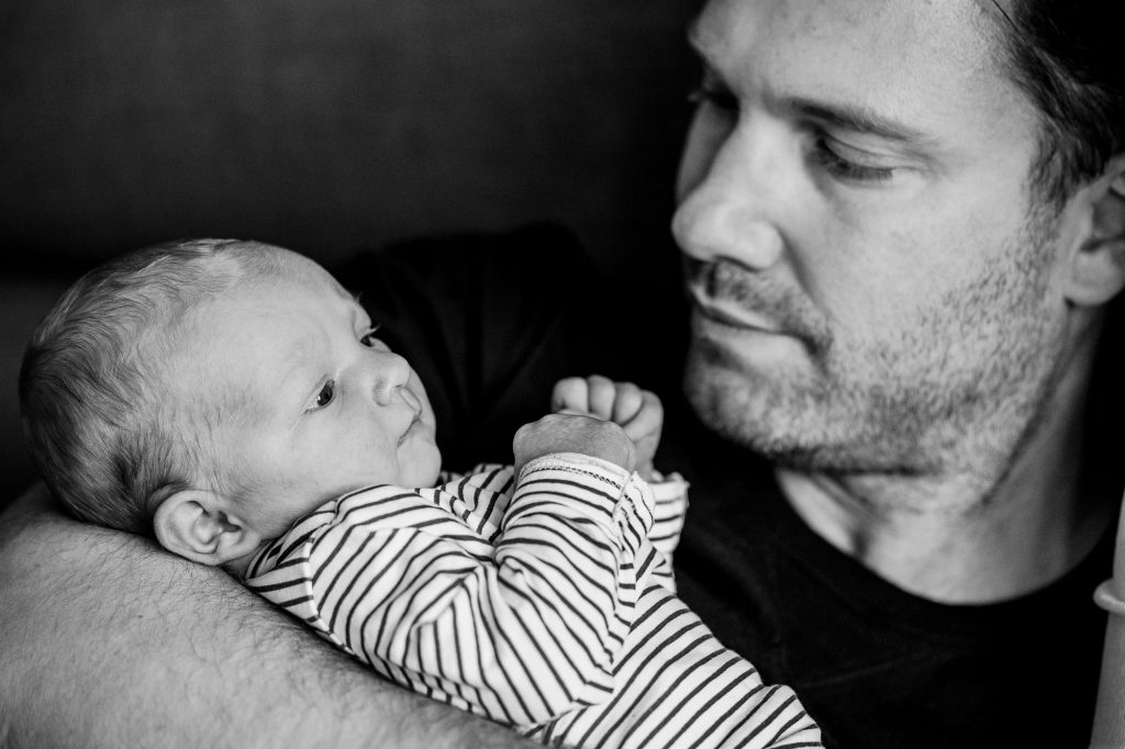 Portretfotografie van baby en papa door newbornfotograaf Nickie Fotografie.