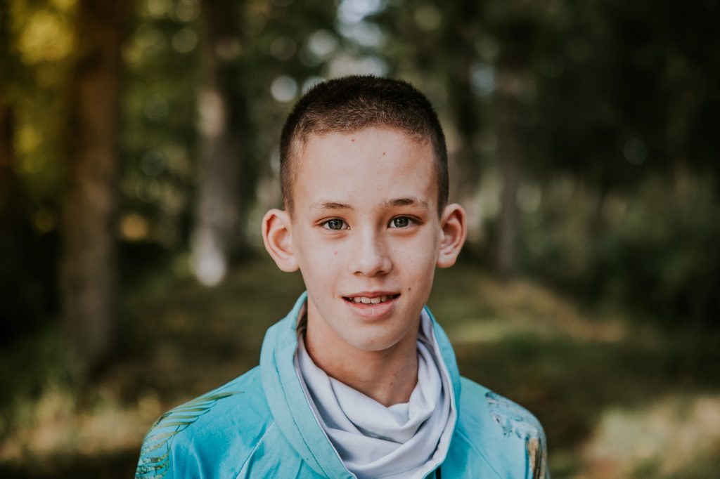 Tienerportret in het bos door portretfotograaf Nickie Fotografie uit Dokkum, Friesland.