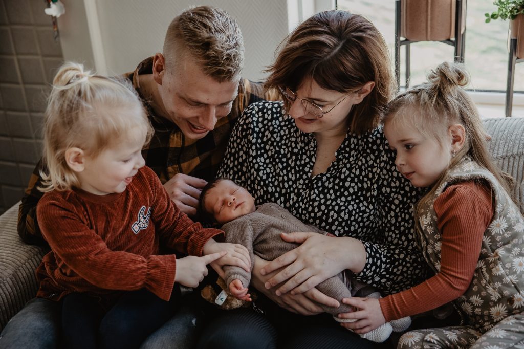 Lifestyle gezinsportret. Gezinsfotografie met pasgeboren baby'tje door gezinsfotograaf Nickie Fotografie uit Dokkum.