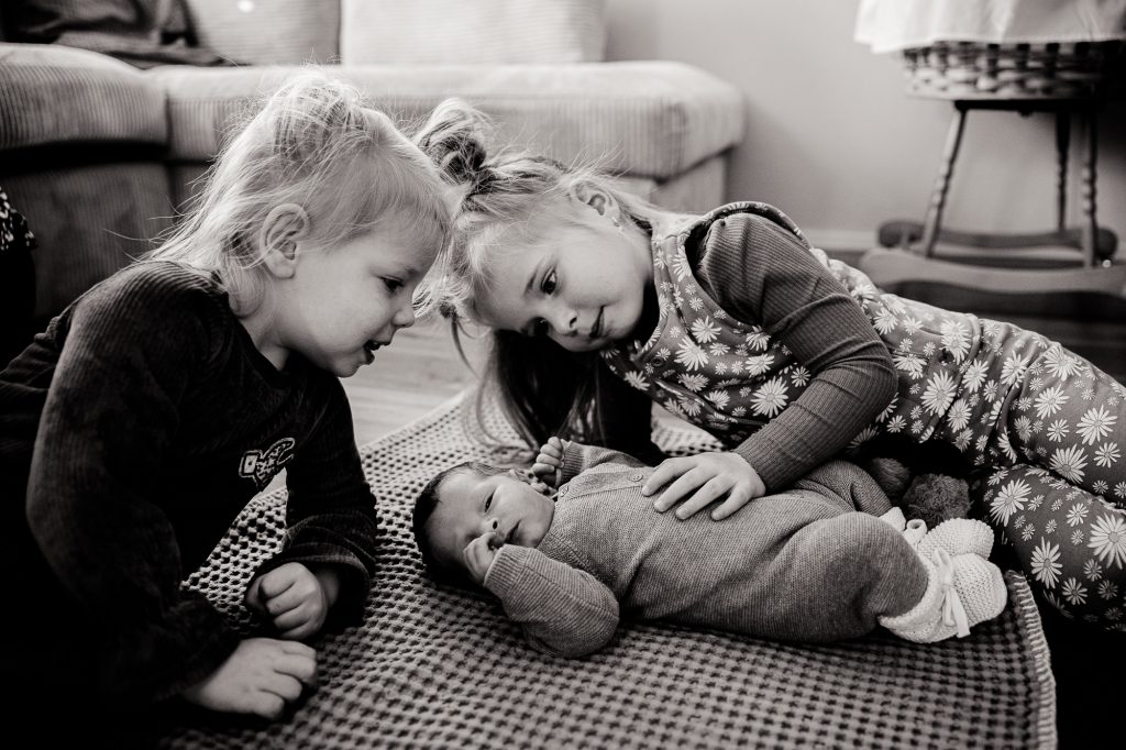 Gezinsportret, baby Hylke met zijn twee grote zussen Lieke en Femke. Lifestyle gezinsfotografie door familiefotograaf Nickie Fotografie uit Dokkum.