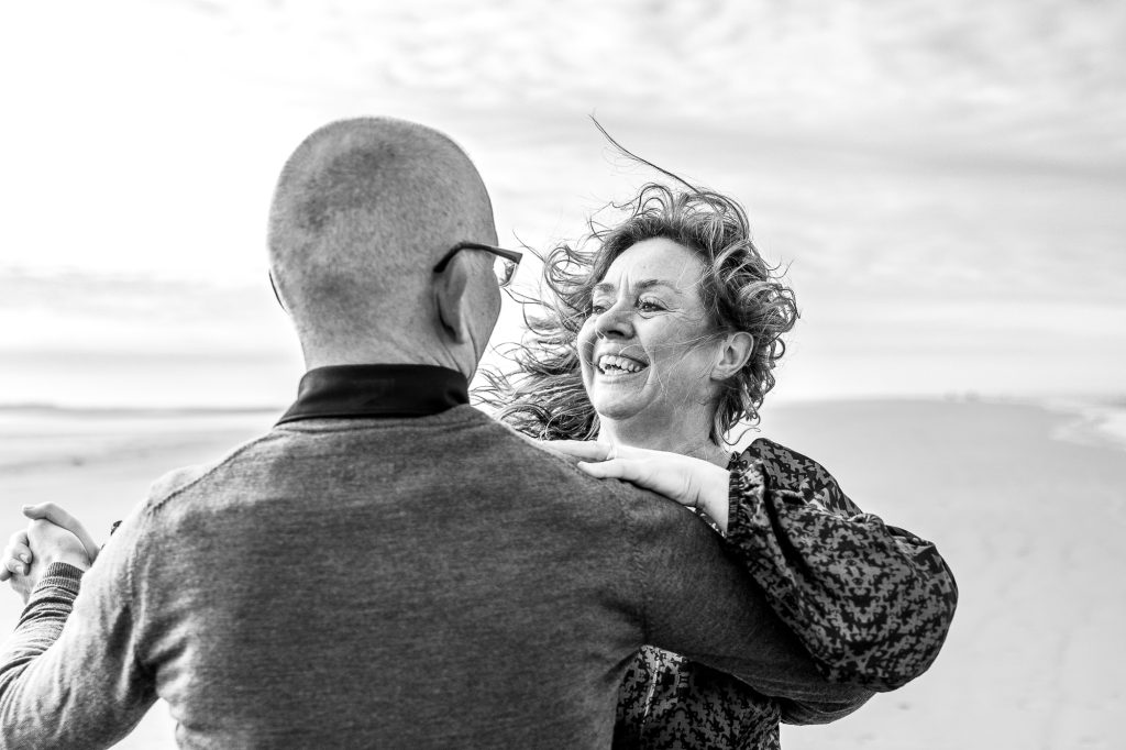 Dansend op het strand. Zwart-wit fotoreportage door fotograaf Nickie Fotografie uit Dokkum, Friesland.