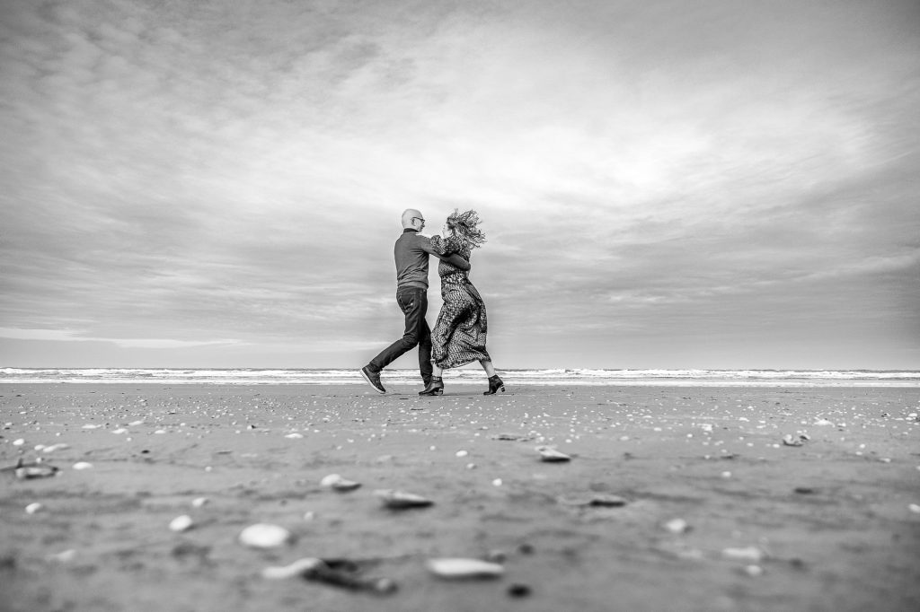 Fotograaf Schiermonnikoog. Dansend op het strand tijdens de fotoshoot door Nickie Fotografie.