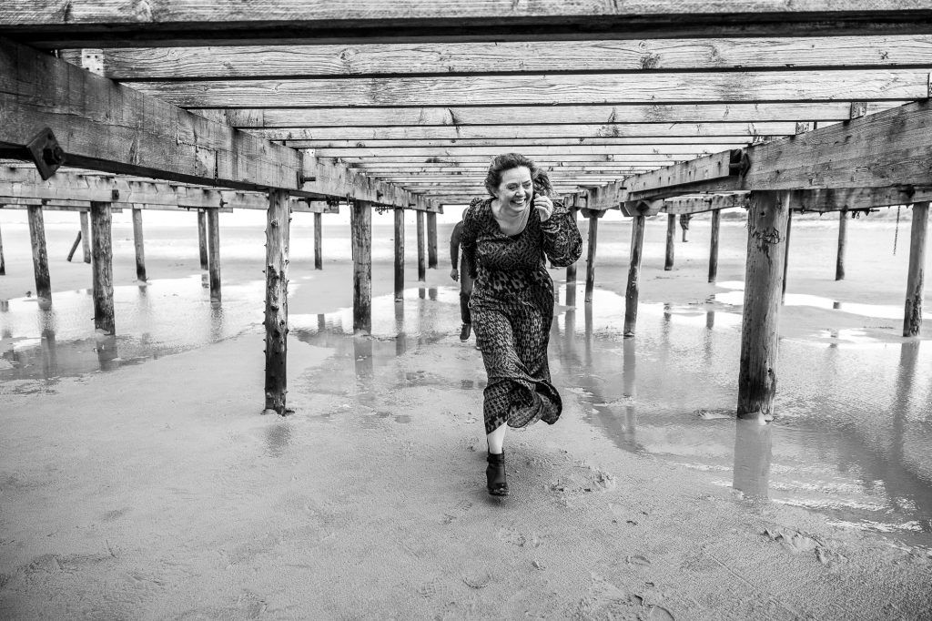 Lifestyle fotoshoot op het strand door fotograaf Nickie Fotografie uit Friesland.
