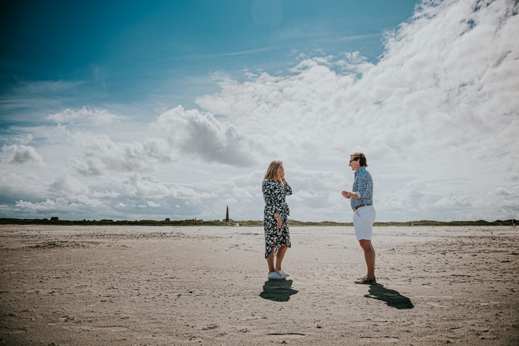Fotoshoot huwelijksaanzoek Friesland, op het strand van Schiermonnikoog. Fotoreportage door fotograaf Nickie Fotografie uit Dokkum
