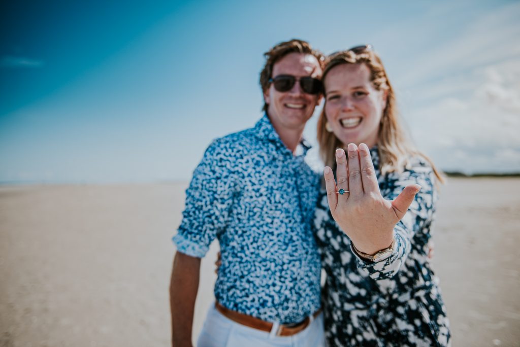 Huwelijksaanzoek op het strand van Schiermonnikoog. Fotoshoot aanzoek door fotograaf Nickie Fotografie uit Dokkum, Friesland