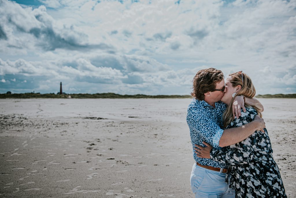 Trouwaanzoek op het strand van het mooiste Waddeneiland. Fotoshoot door fotograaf Nickie Fotografie uit Dokkum, Friesland.