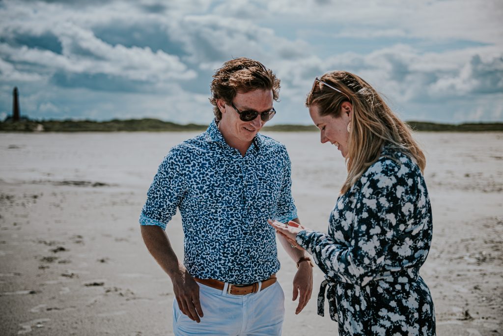 De prachtige verlovingsring bekijken. Net ten huwelijk gevraagd. Fotoreportage door fotograaf NIckie Fotografie uit Friesland, Dokkum.