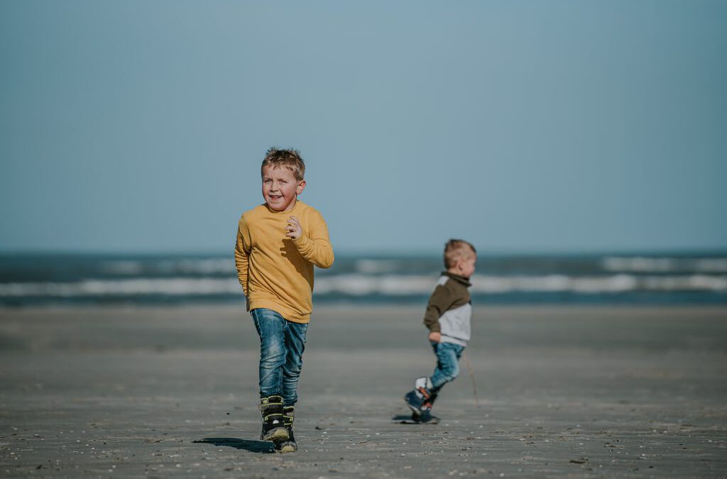 Fotoshoot Ameland, Friesland, door fotograaf Nickie Fotografie uit Dokkum. Kinderen leven zich uit op het strand.