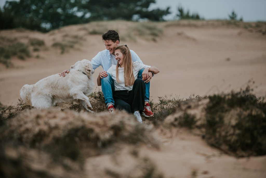 Koppelshoot met hond in de duinen door fotograaf Nickie Fotografie uit Dokkum