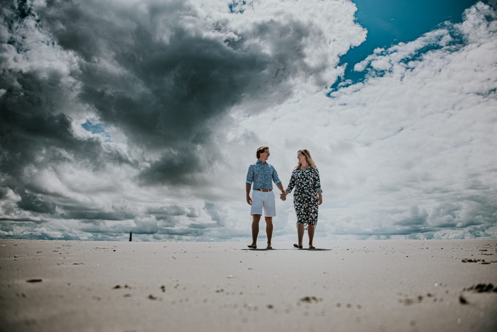 Huwelijksaanzoek Friesland, op het strand van Schiermonnikoog. Fotoshoot door fotograaf Nickie Fotografie uit Dokkum.