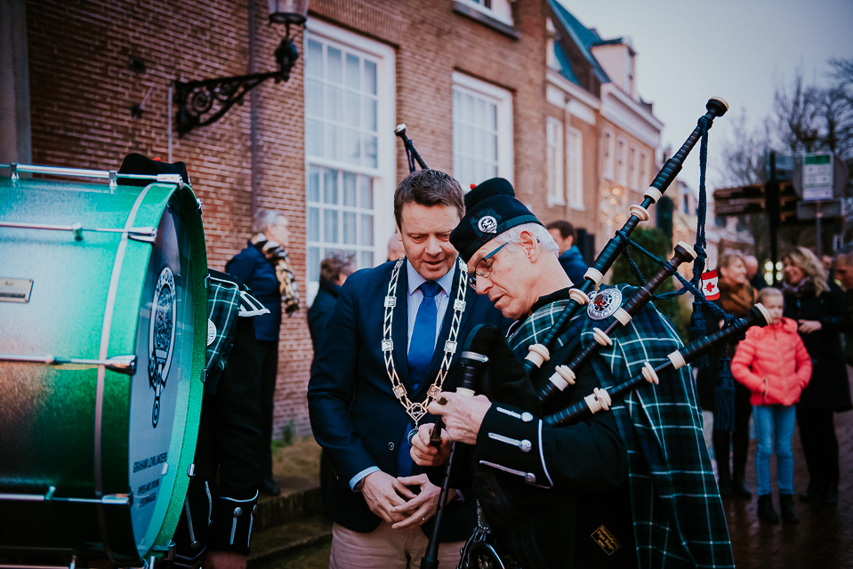 Burgemeester Johannes Kramer met doedelzakspeler, door Nickie Fotografie.
