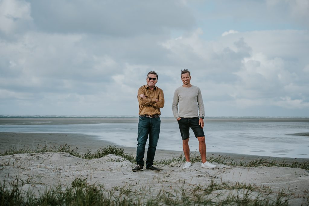 De mannen op het strand door fotograaf Nickie Fotografie uit Dokkum, Friesland.
