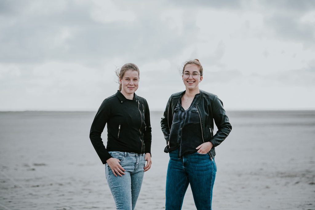 Portret van twee zussen op het strand van Schiermonnikoog door fotograaf Nickie Fotografie uit Dokkum, Friesland.
