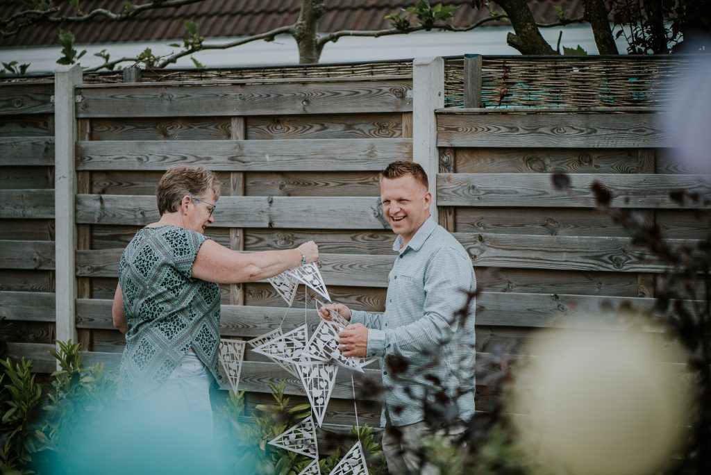 Het ophangen van de trouwslingers. Bruidsreportage door bruidsfotograaf Nickie Fotgrafie uit Dokkum, Friesland.