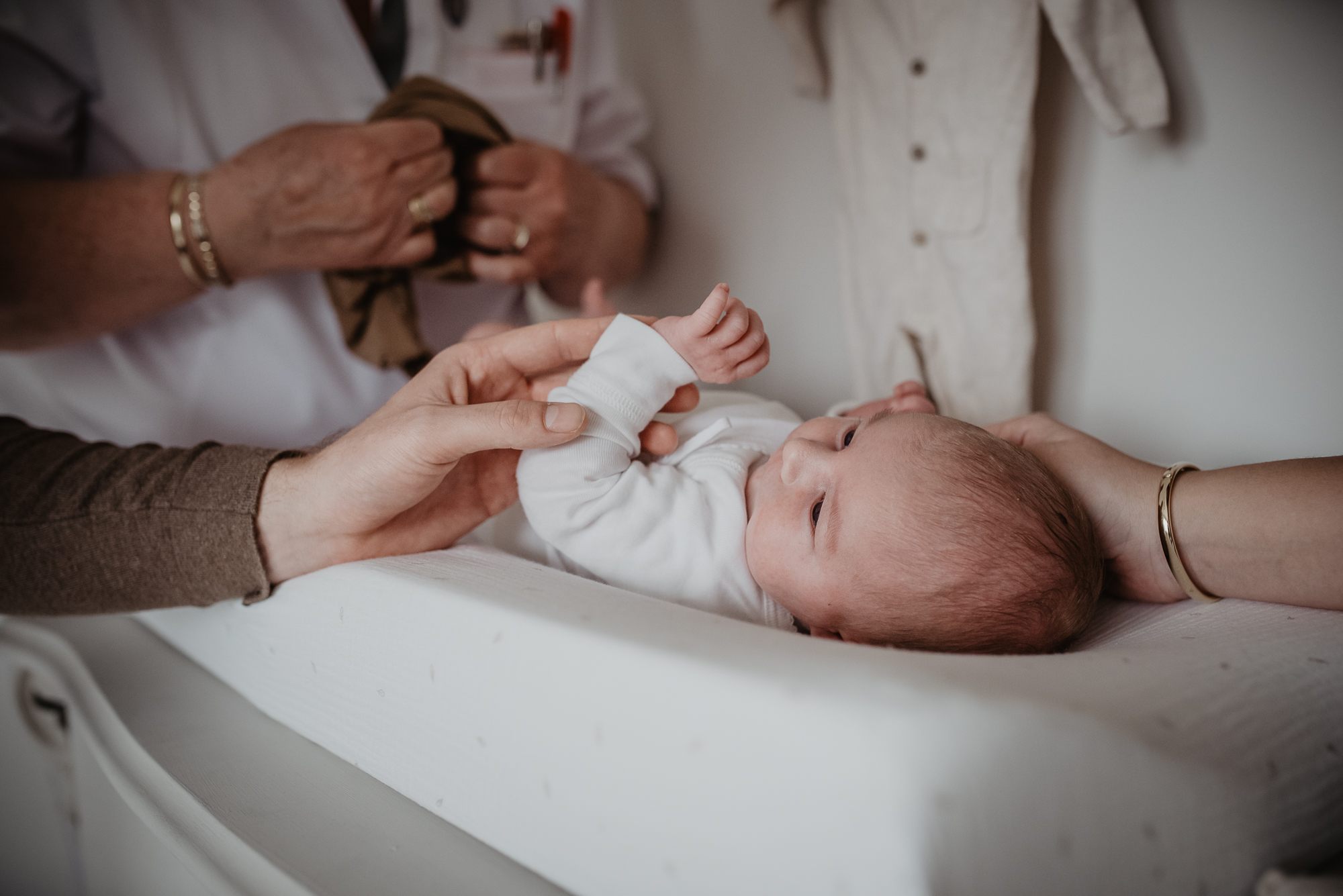 Het verschonen van de newborn op het aankleedkussen. Bedrijfreportage door bedrijfsfotograaf Nickie Fotografie uit Friesland.