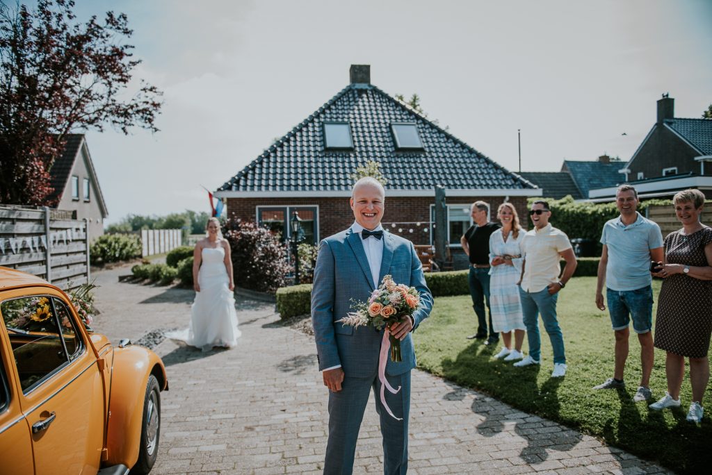 De eerste blik tussen bruid en bruidegom. Trouwreportage door trouwfotograaf Nickie Fotografie uit Dokkum, Friesland