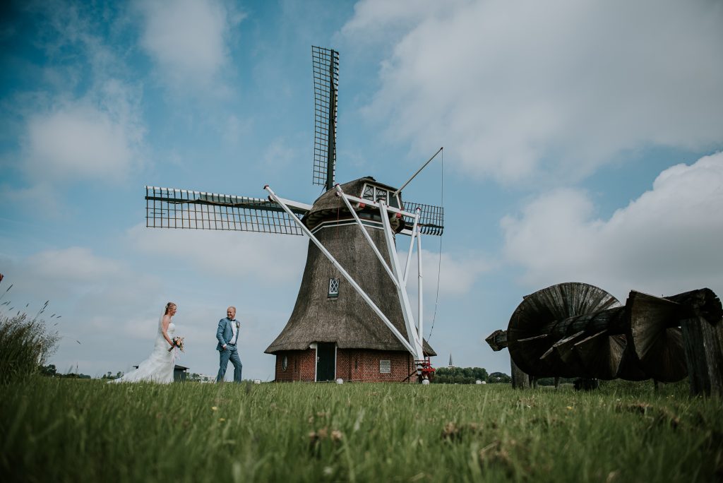 Bruidsfotografie bij de molen van Hantum door trouwfotograaf Nickie Fotografie uit Dokkum, Friesland
