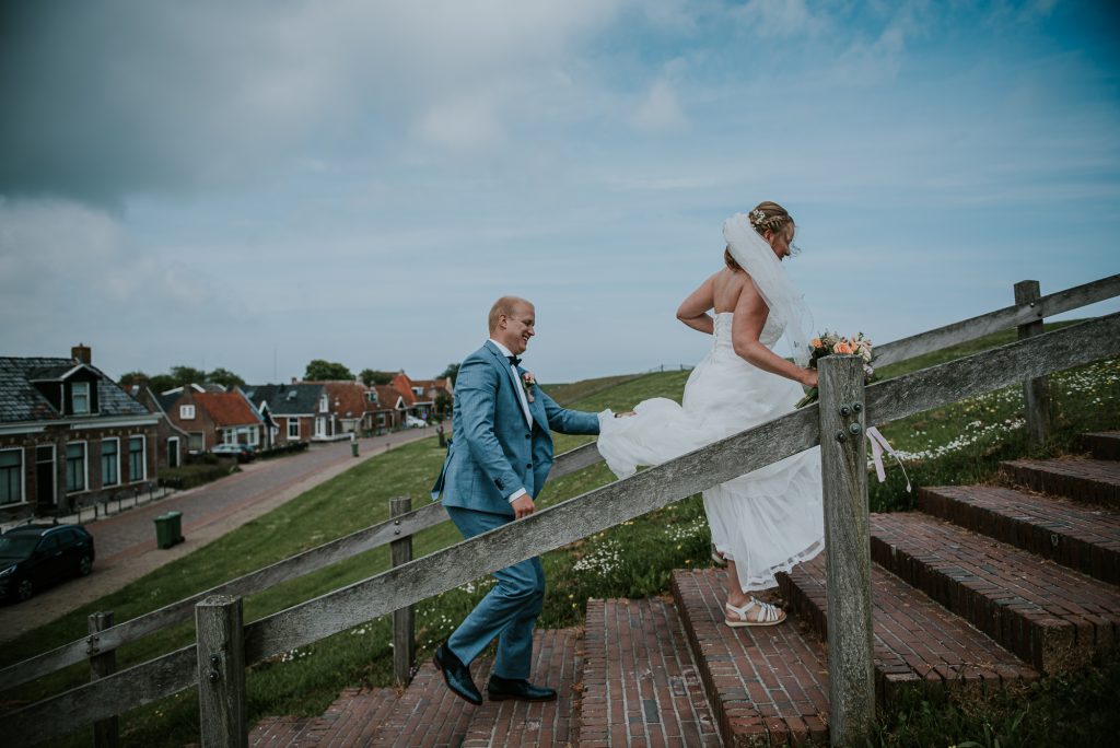 Bruidsshoot bij Moddergat door bruidsfotograaf Nickie Fotografie uit Dokkum, Friesland