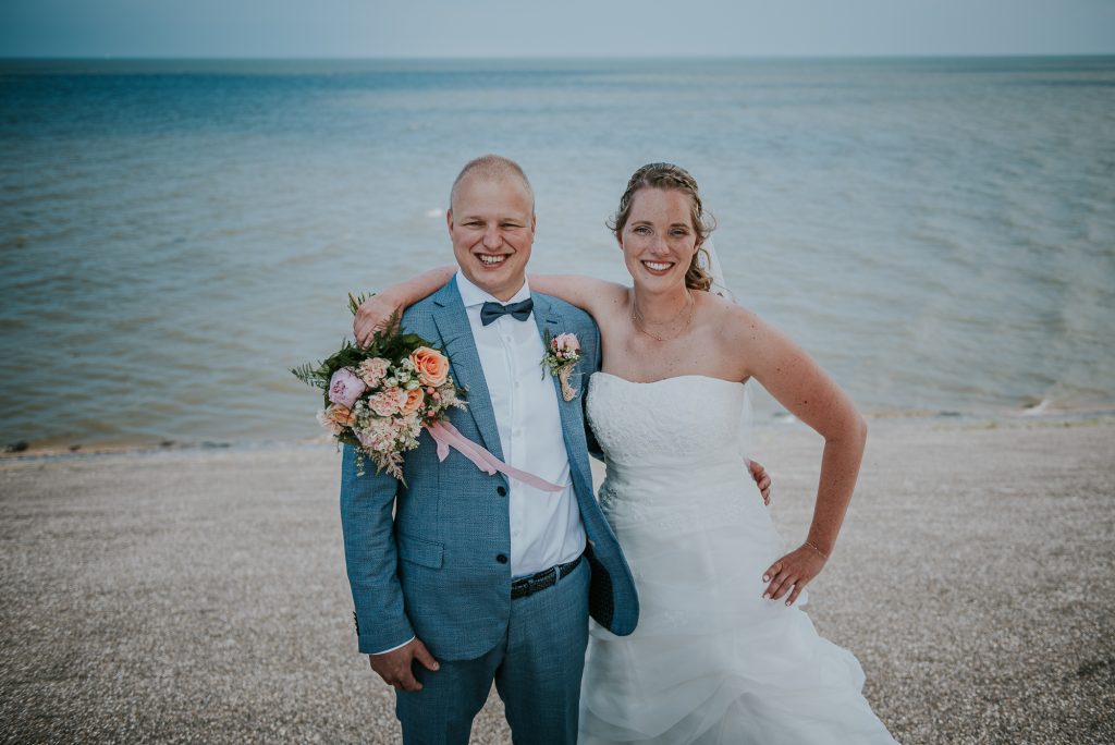 Bruidsshoot bij de Waddenzee door trouwfotograaf Nickie Fotografie uit Dokkum, Friesland