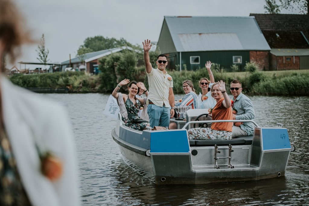 Gasten op een bootje van Schreiershoek. Huwelijksreportage door huwelijksfotograaf Nickie Fotografie uit Dokkum, Friesland