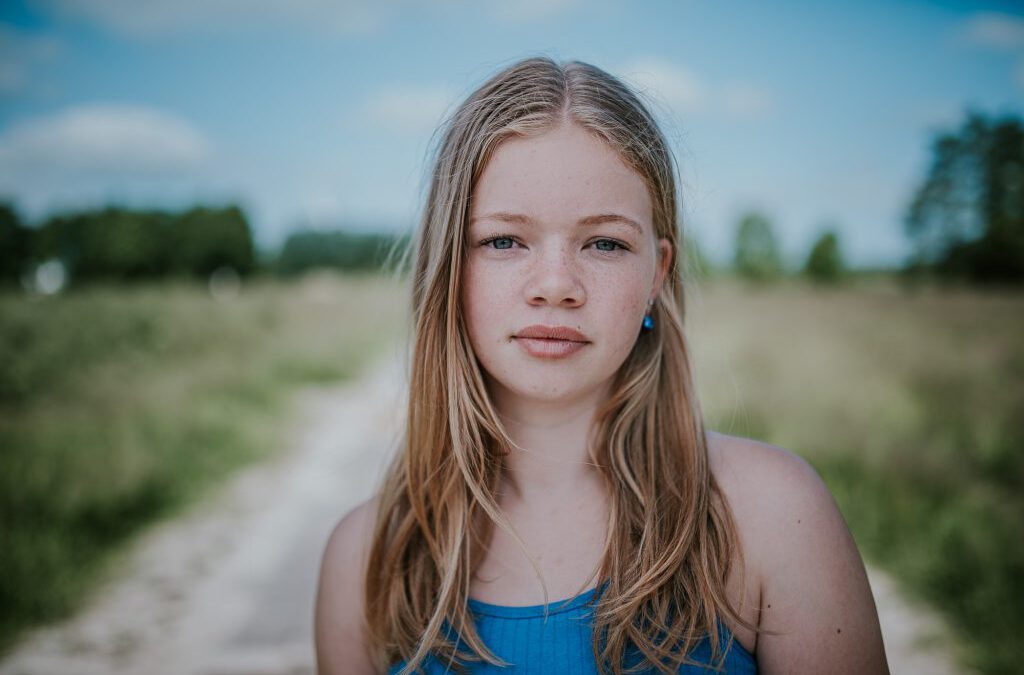 Portret van tiener op een buitenlocatie in Friesland door fotograaf Nickie Fotografie uit Dokkum