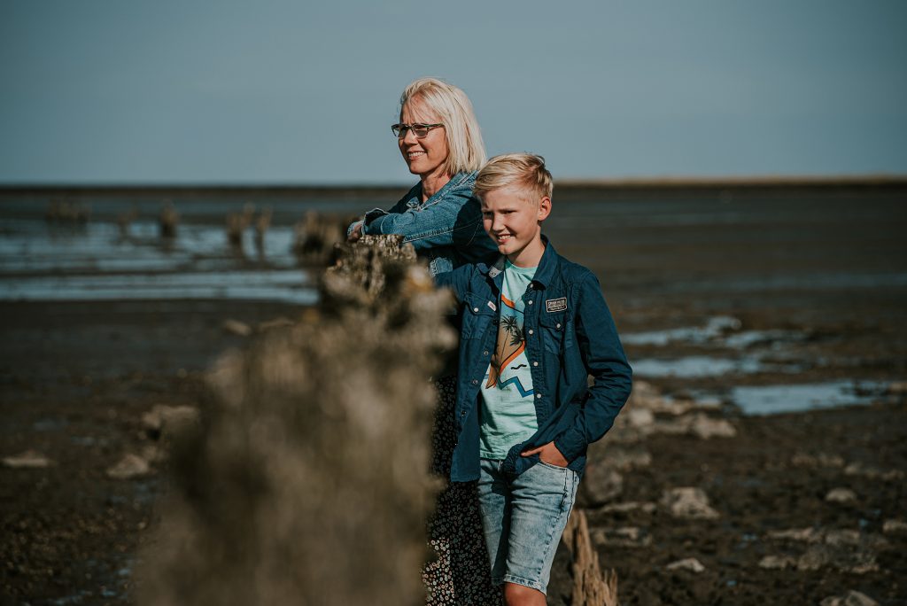 Samen turend in de verte bij de Waddenzee. Fotoreportage door fotograaf Nickie Fotografie uit Dokkum, Friesland.