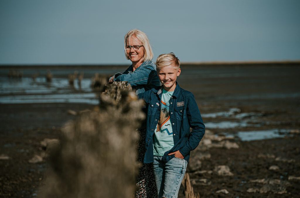 Portret van moeder en zoon op een kwelderwerk in de Waddenzee bij Paesens-Moddergat door fotograaf Nickie Fotografie uit Dokkum, Friesland.