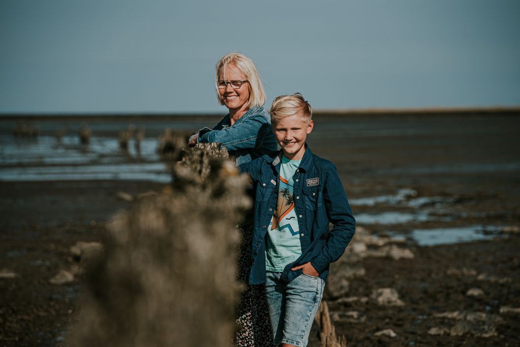 Portret van moeder en zoon op een kwelderwerk in de Waddenzee bij Paesens-Moddergat door fotograaf Nickie Fotografie uit Dokkum, Friesland.