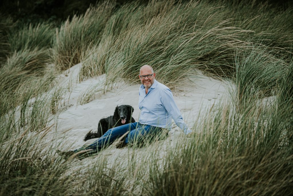 Portret van baasje met hond in de duinen van Ameland door fotograaf Nickie Fotografie uit Dokkum, Friesland