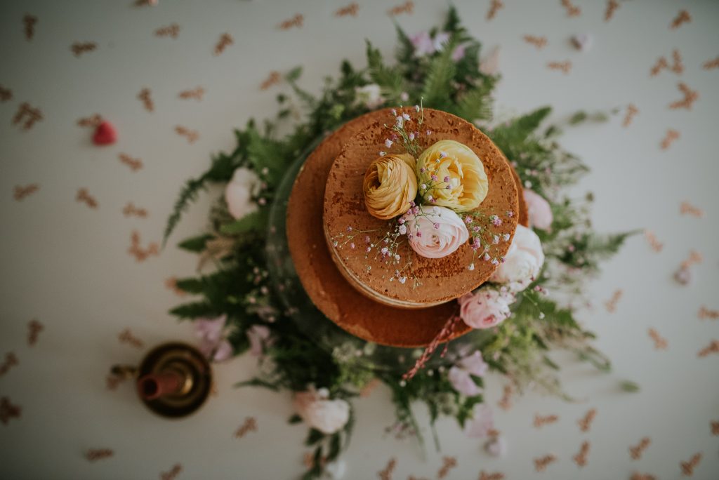 Naked cake bruidstaart met bloemen. Huwelijksfotografie door huwelijksfotograaf Nickie Fotografie.