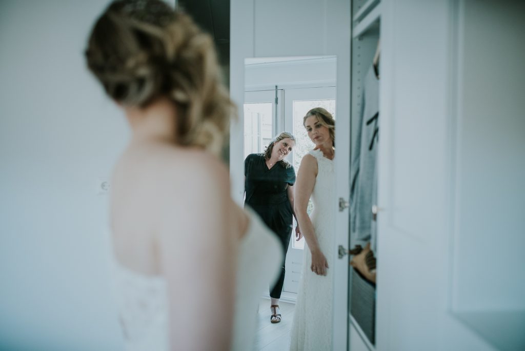 Bruid kijkt in de spiegel. Trouwfotografie door trouwfotograaf NIckie Fotografie.